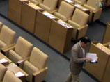 Парламентарии бегают по залу, голосуя за отсутствующих коллег
