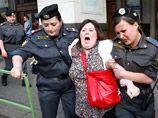 Так, журналисту "Газеты ру" Артемьеву милиционеры ОВД "Замоскворечье", куда он был доставлен после задержания на митинге на Триумфальной площади, сломали руку