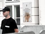 В Варшаве мужчина бросил фекалии в мемориальную доску в память о погибших под Смоленском  