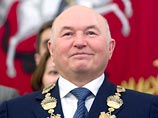 Мэр Москвы Юрий Лужков, ушедший в недельный отпуск  в разгар информационной кампании против него, развернувшейся на центральных телеканалах, получил официальные поздравления с днем рождения от многих чиновников и политиков