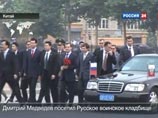 Медведев из Китая порекомендовал чиновникам "не бояться современных девайсов"