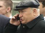 Письмо Лужкова не содержит в себе традиционного обращения "Уважаемый!..", равно как и не завершается припиской "С уважением...". К Медведеву Лужков обращается так: "Господин Президент!"