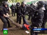 Полиция также утверждает, что в акции протеста участвовали более 1000 школьников. Примерно 30 из них захватили полицейский автомобиль. Чтобы извлечь их из машины, понадобились дополнительные силы правопорядка