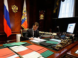 Особенно его раздражает длительность подготовки бумаг к тому или иному мероприятию - бывали случаи, когда Медведев оставлял на документах возмущенные замечания о том, что они готовятся непозволительно долго, и работать надо быстрей, рассказал источник