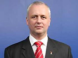 Мэр Химок прибыл в суд в сопровождении нескольких охранников. Публика встретила его выкриками: "Ну неужели! Дождались!"