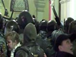 Группа болельщиков оказалась зажата в углу, и их милиционеры принялись методично избивать дубинками. За кадром слышны встревоженные крики: "Что же они делают?!"