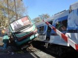 До 11 человек возросло число погибших в результате столкновения автобуса с пригородным поездом в аргентинской столице
