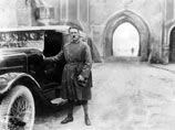 Согласно официальной версии, изложенной Адольфом Гитлером в книге "Моя борьба", в 1918 году он временно ослеп после британской газовой атаки