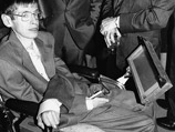С 1960-х годов Хокинг страдает болезнью двигательных нейронов и прикован к инвалидной коляске