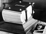 Mein Kampf была издана в двух частях в 1925 и 1926 годах. Гитлер написал книгу, находясь в тюрьме после нацистского путча 1923 года