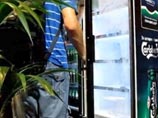 На видео, которое уже стало хитом в интернете, видно, как десятки рук тянутся к охлажденным бутылкам, а мужчины толкаются у узкой двери холодильника