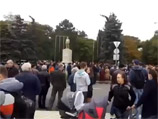 По его словам, у митинга не было ни ядра, ни конкретных требований, и говорить о расследовании по поводу побоища в местной больнице было не с кем