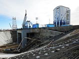 На стартовом комплексе главе государства показали мобильную башню обслуживания: сооружение позволяет проводить все работы по подготовке к старту ракеты-носителя в самых сложных климатических условиях