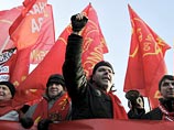 Около 2,5 тысячи человек принимают участие в шествии сторонников КПРФ в честь 98-й годовщины Октябрьской революции в Москве