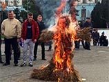 В Симферополе на митинге протеста против действий Турции, сбившей российский бомбардировщик Су-34 в небе над Сирией, сожгли соломенное чучело, на голову которого была пришпилена фотография президента Турции Реджепа Тайипа Эрдогана