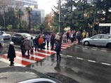Сочинские малообеспеченные пенсионеры перекрыли главную улицу курорта и требуют вернуть льготный проезд в городском транспорте. В центре города образовалась огромная автомобильная пробка