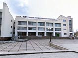 Своеобразная скульптура появилась на территории шестого корпуса Омского госуниверситета в городке Нефтяников. Неизвестные воткнули в сугроб замерзшего кота, предварительно выкрасив его синей краской