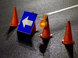Необычный арт-объект появился на улице Савушкина в Астрахани, неподалеку от набережной Волги. Создатели назвали его "памятником павшим дорожным рабочим" и установили его в яме на проезжей части, которая считается легендарной у местных автомобилистов