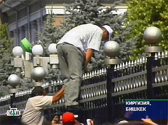 Захват дома правительства Киргизии 17 июня 2005 года, кадр телеканала "Россия"