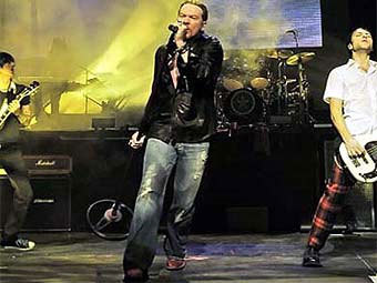Guns N'Roses.     