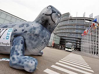 Надувной тюлень у здания Европарламента. Фото ©AFP