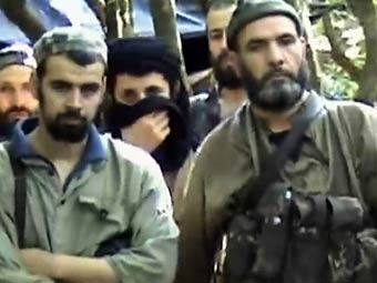 Боевики организации "Аль-Каеда в исламском Магрибе". Кадр видеозаписи с сайта телеканала "Аль-Джазира".