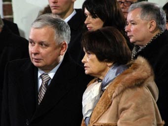 Ядвига Качиньская с сыновьями в 2005 году. Фото с сайта prezydent.pl 
