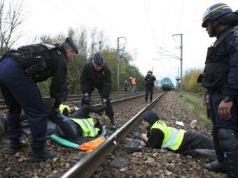 Полиция и экологи на пути следования поезда. Фото ©AFP