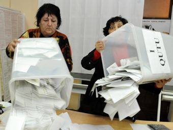 Подсчет голосов на выборах в парламент Азербайджана. Фото ©AFP
