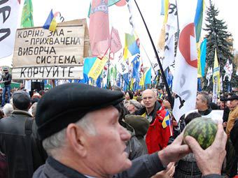 Участники митинга в центре Киева. Фото Ярослава Дебелого для "Ленты.ру"