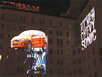 Интерактивная реклама Chevrolet Sonic на стене гостиницы "Рузвельт". Кадр из видео на сайте adage.com