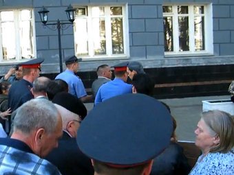 Полицейские уводят Эдуарда Мочалова. Кадр видеозаписи с сервиса YouTube